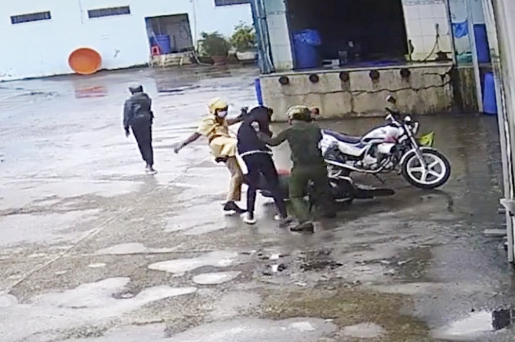 Chủ nhà kho khẳng định không phát tán clip cảnh sát đánh 2 thanh niên - 3 Chủ nhà kho khẳng định không phát tán clip cảnh sát đánh 2 thanh niên - 3