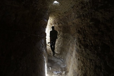 Bên trong đường hầm bí mật của IS ở thành trì Deir ez-Zor