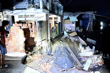 Sóc Trăng: Sạt lở trong đêm, 3 căn nhà chìm xuống sông