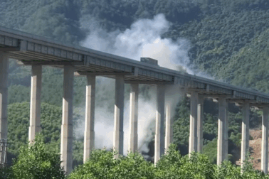 Đám khói cuồn cuộn trước hầm Thần Vũ trên cao tốc Bắc - Nam