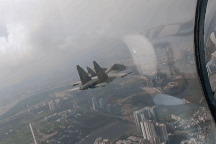 Trực thăng kéo cờ Đảng, cờ Tổ quốc trên bầu trời TPHCM