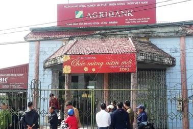 Bị  truy cản, nghi can cướp ngân hàng dùng dao tấn công trưởng thôn