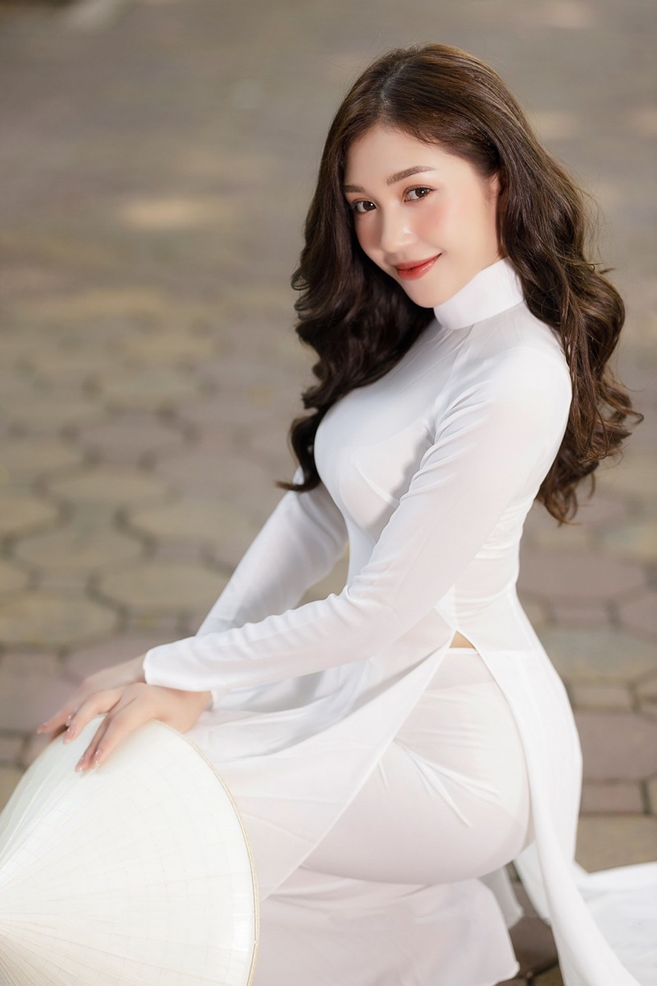 Nữ MC thể thao quyến rũ trong tà áo dài, cuốn hút người đối diện - 2 Nữ MC thể thao quyến rũ trong tà áo dài, cuốn hút người đối diện - 2