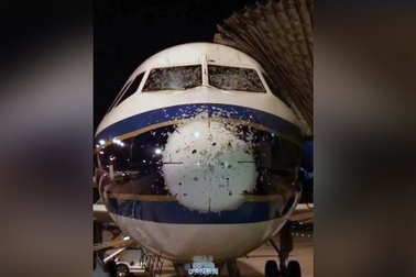 Máy bay Trung Quốc hạ cánh khẩn cấp do nứt toác cửa sổ buồng lái vì mưa đá