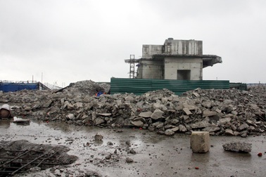 Công trường ngổn ngang trên nóc tòa nhà 8B Lê Trực