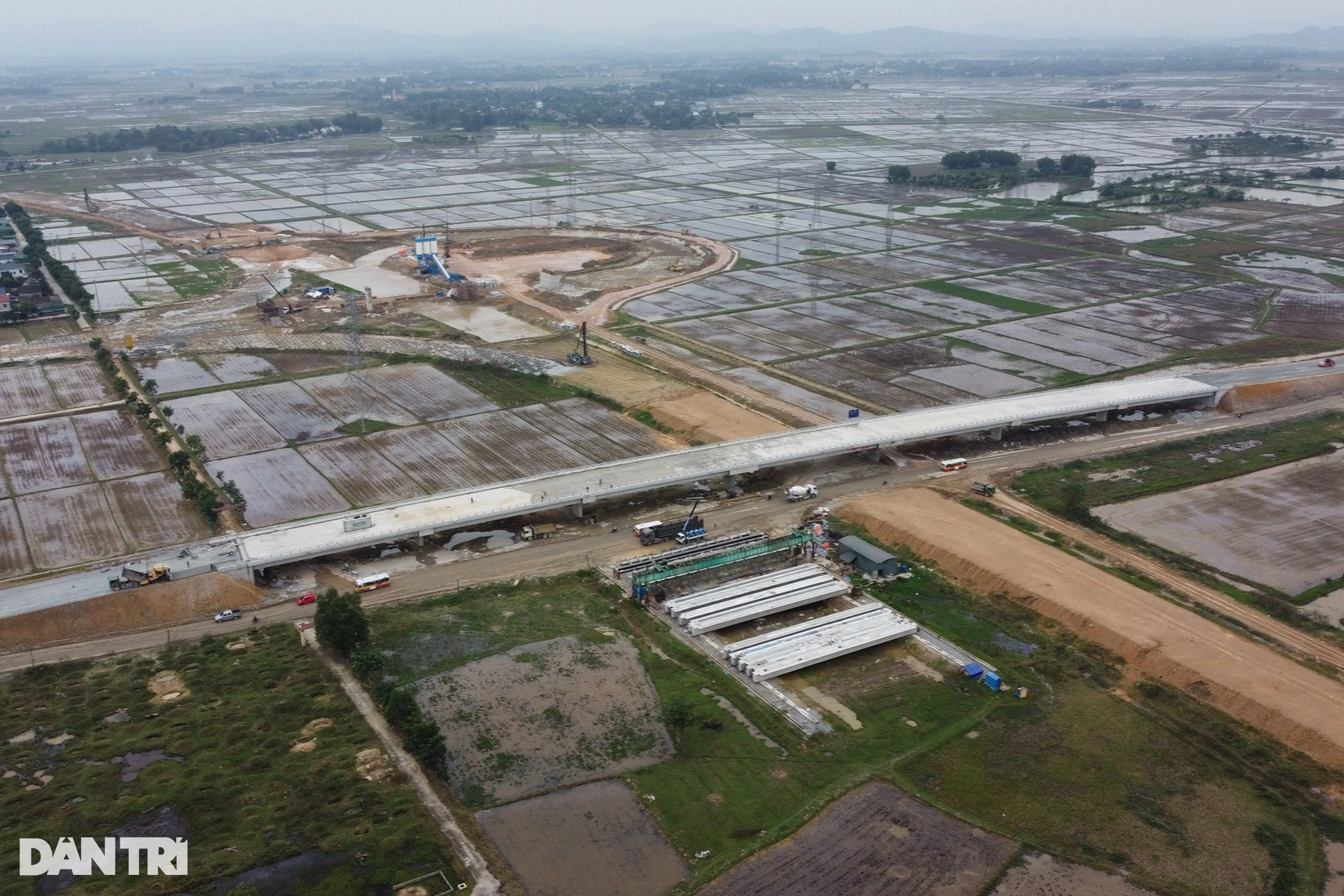 Nguy hiểm rình rập ở công trường cầu vượt cao tốc - 1 Nguy hiểm rình rập ở công trường cầu vượt cao tốc - 1