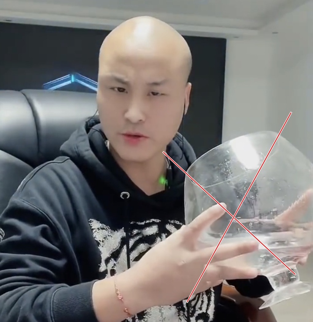 Uống 2 lít rượu câu view trên livestream, anh chàng tử vong trong đêm - 2 Uống 2 lít rượu câu view trên livestream, anh chàng tử vong trong đêm - 2