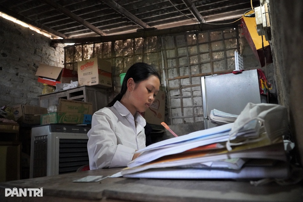 Rớt nước mắt cảnh nữ sinh mồ côi bố mẹ, sống với bà 86 tuổi, cậu khuyết tật - 4 Rớt nước mắt cảnh nữ sinh mồ côi bố mẹ, sống với bà 86 tuổi, cậu khuyết tật - 4