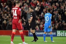 Tranh cãi tình huống trọng tài rút thẻ đỏ khiến Atletico thua đau Liverpool