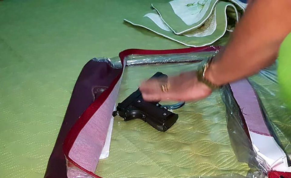 Bắt đối tượng giả danh công an lừa tình, tiền của phủ nữ - 2