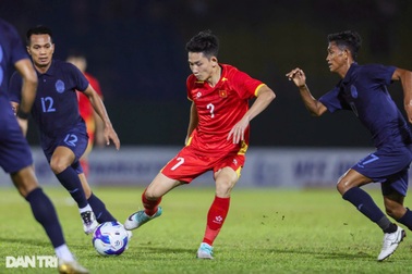 HLV Kim Sang Sik triệu tập bổ sung Hai Long đối đầu Man Utd