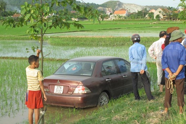 Xe con bay xuống ruộng