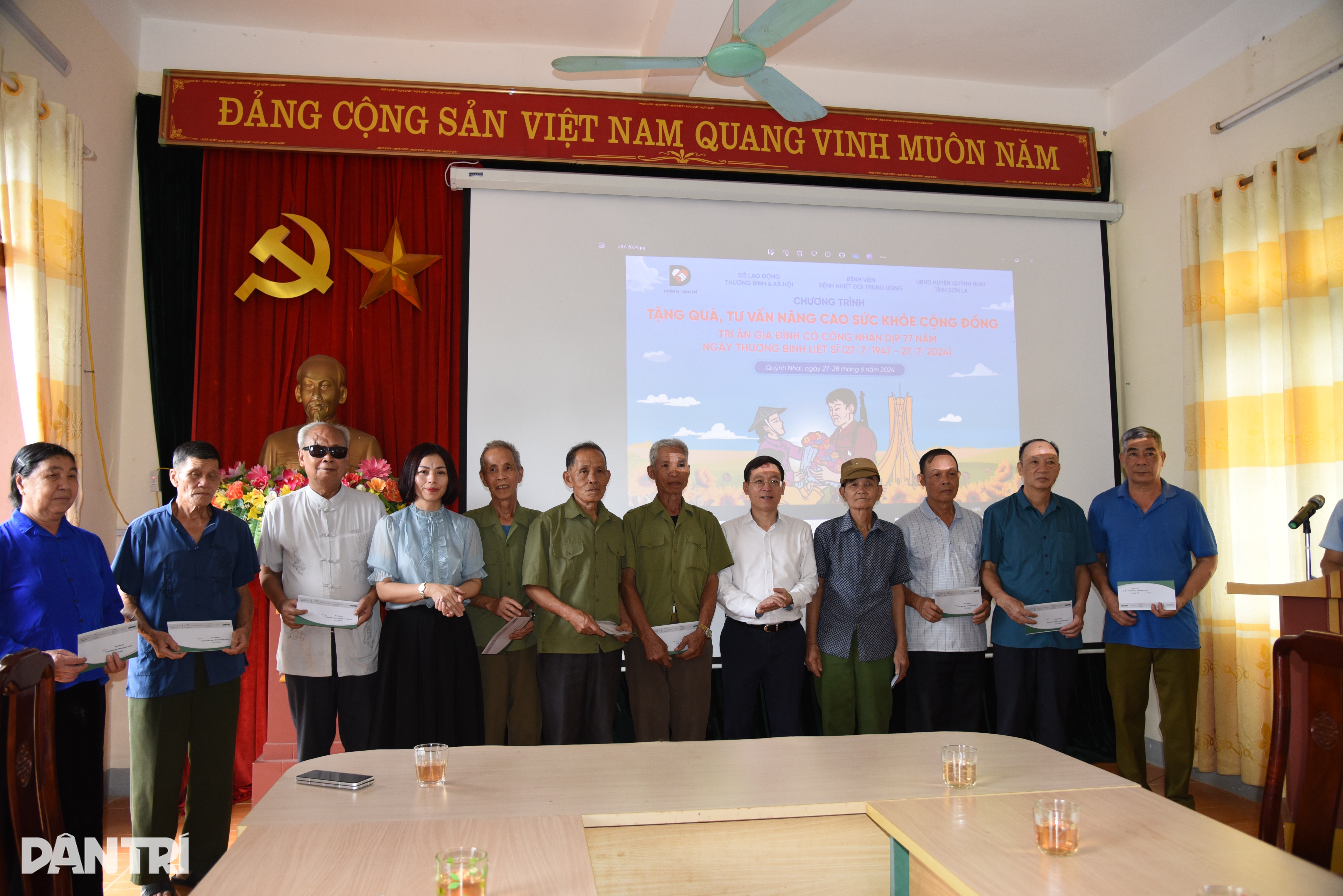 បរិច្ចាក ៥០លានដុង ដល់គ្រួសារអ្នកមានបុណ្យធម្មតានៅ Son La - ៦ Trao tặng 50 triệu đồng tới gia đình có công tiêu biểu tại Sơn La - 6