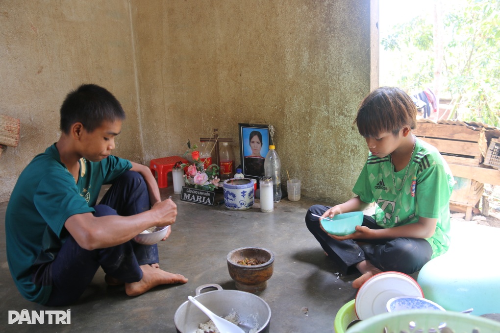 Cuộc sống mới của 2 anh em mồ côi từng chỉ ăn cá khô và cà đắng qua ngày - 1 Cuộc sống mới của 2 anh em mồ côi từng chỉ ăn cá khô và cà đắng qua ngày - 1