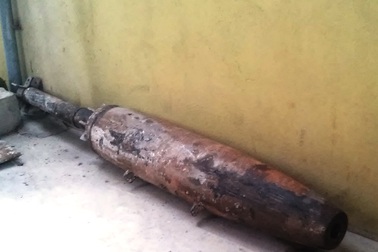 Đánh cá trên biển, ngư dân vớt được... quả bom