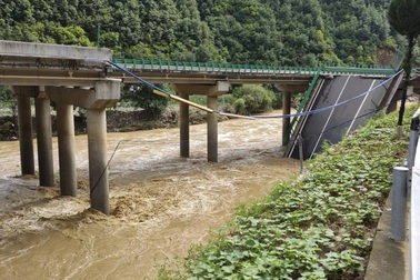 Sập cầu ở Trung Quốc, 11 người chết