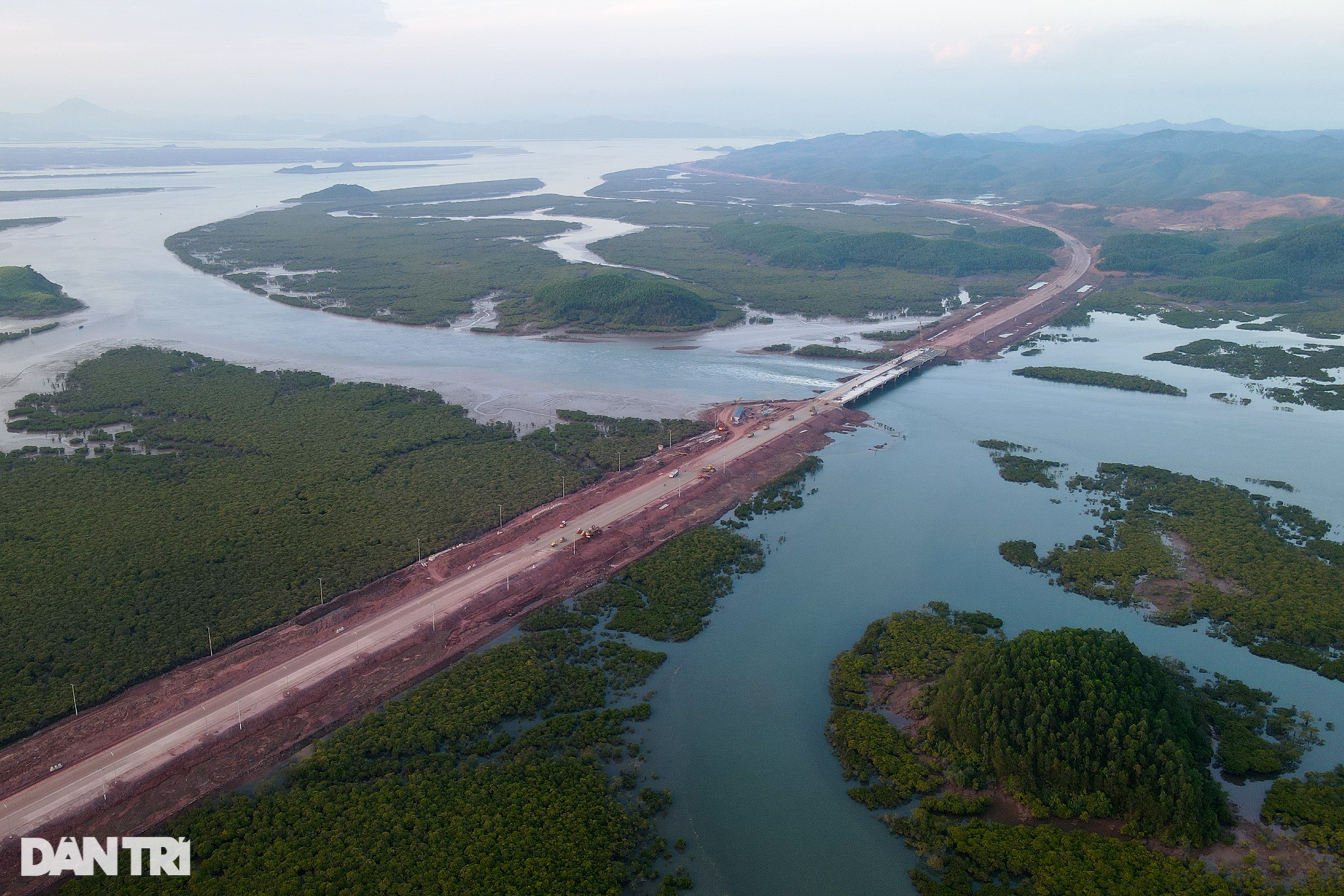 Quảng Ninh: Tuyến cao tốc xuyên tỉnh dài nhất Việt Nam gấp rút về đích - 2 Quảng Ninh: Tuyến cao tốc xuyên tỉnh dài nhất Việt Nam gấp rút về đích - 2