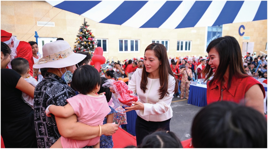Prudential Vietnam menyebarkan kasih sayang Natal kepada pasien anak melalui kegiatan komunitas - 5 Prudential Việt Nam lan tỏa yêu thương mùa Giáng sinh đến bệnh nhi qua hoạt động cộng đồng - 5
