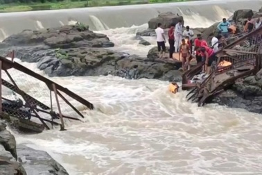 Sập cầu sau cơn mưa, 4 người chết, hàng chục người rơi xuống sông ở Ấn Độ