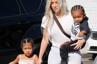 Kim Kardashian đưa 2 con đáng yêu ra phố