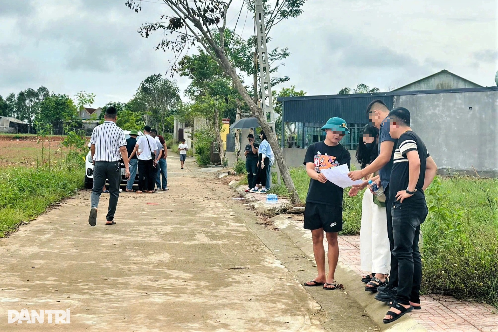 Ô tô, môi giới nườm nượp đổ về làng quê trong cơn sốt đất - 2 Ô tô, môi giới nườm nượp đổ về làng quê trong cơn sốt đất - 2