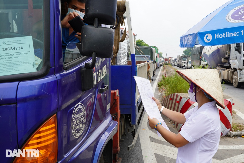 Ùn ứ kéo dài tại chốt kiểm dịch giáp ranh giữa Hà Nội và tỉnh Vĩnh Phúc - 7 Ùn ứ kéo dài tại chốt kiểm dịch giáp ranh giữa Hà Nội và tỉnh Vĩnh Phúc - 7