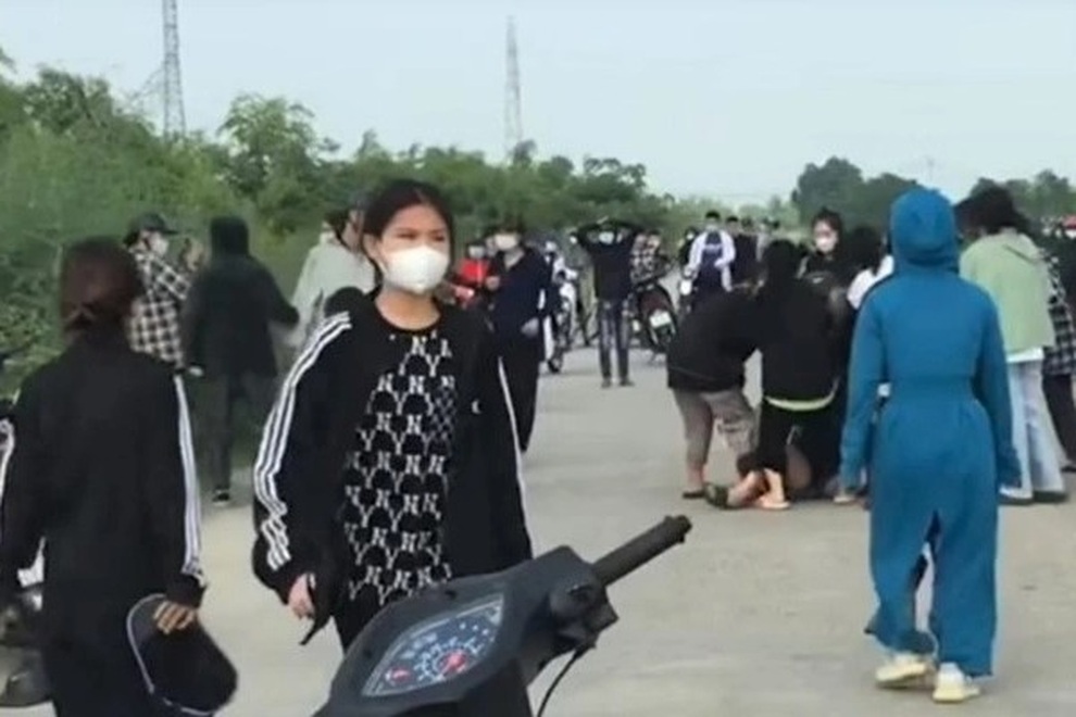 Hai nhóm nữ sinh mang túyp sắt, gậy gộc hỗn chiến như trong phim - 1 Hai nhóm nữ sinh mang túyp sắt, gậy gộc hỗn chiến như trong phim - 1