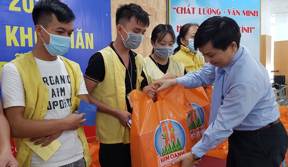 Nguyên Phó chủ tịch nước mang Tết sớm tới bệnh nhân ung thư - 4 Nguyên Phó chủ tịch nước mang Tết sớm tới bệnh nhân ung thư - 4