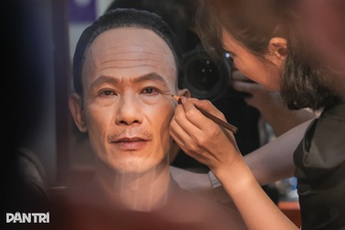 Hậu trường hóa trang đặc biệt của nghệ sĩ gần hai thập kỷ đóng Bác Hồ