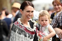 Thủ tướng New Zealand dỗ con ngủ khi đang phát biểu trực tuyến