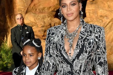 Beyonce diện váy xẻ ngực đưa con đi xem phim