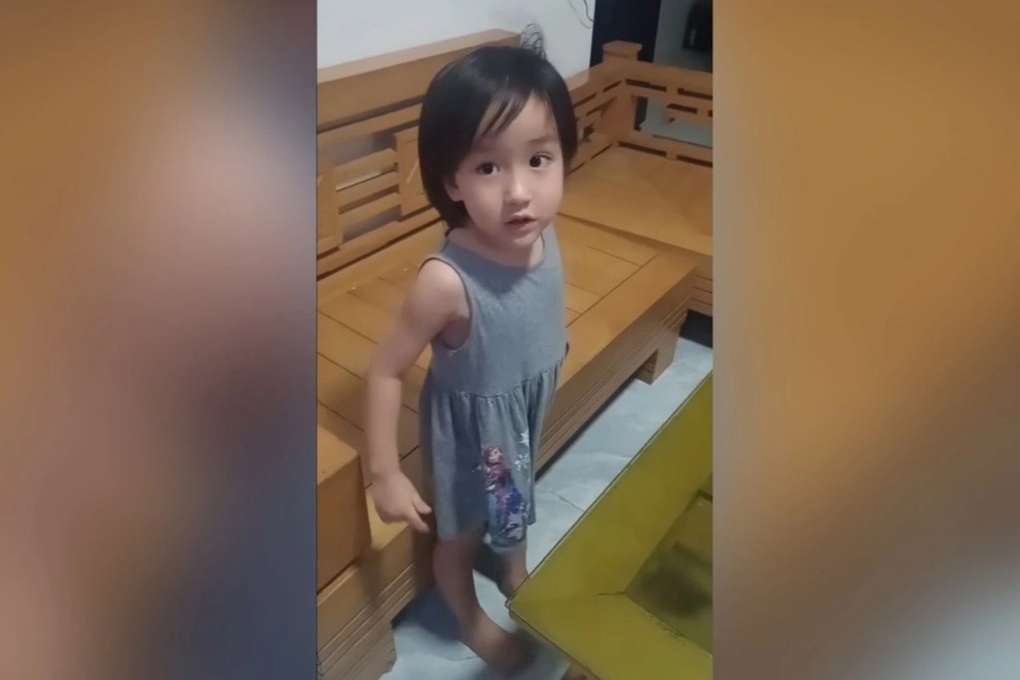 Bé gái 4 tuổi lập luận cực gắt với mẹ khi chị sắp bị đánh đòn - 1 Bé gái 4 tuổi lập luận cực gắt với mẹ khi chị sắp bị đánh đòn - 1