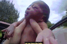 Cảnh sát đuổi theo xe chạy quá tốc độ, trở thành ân nhân cứu sống bé 12 ngày tuổi