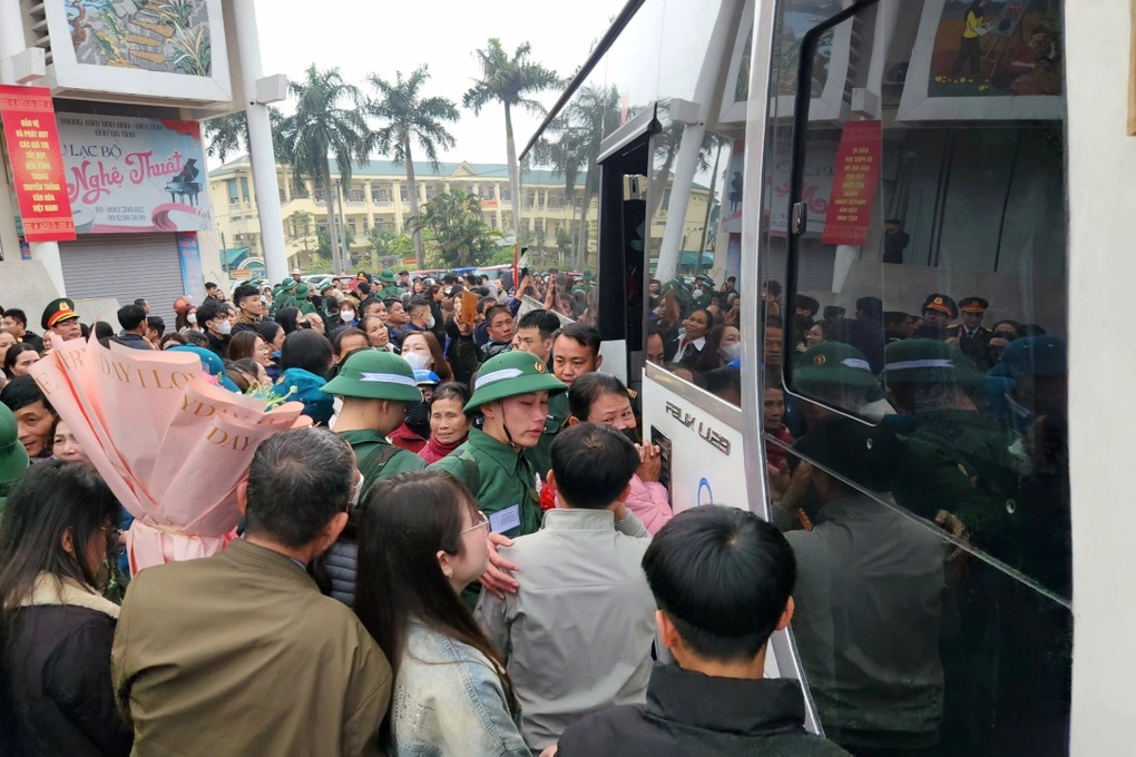 Nữ nhân viên ngân hàng gác công việc, tình nguyện tòng quân - 3 Nữ nhân viên ngân hàng gác công việc, tình nguyện tòng quân - 3