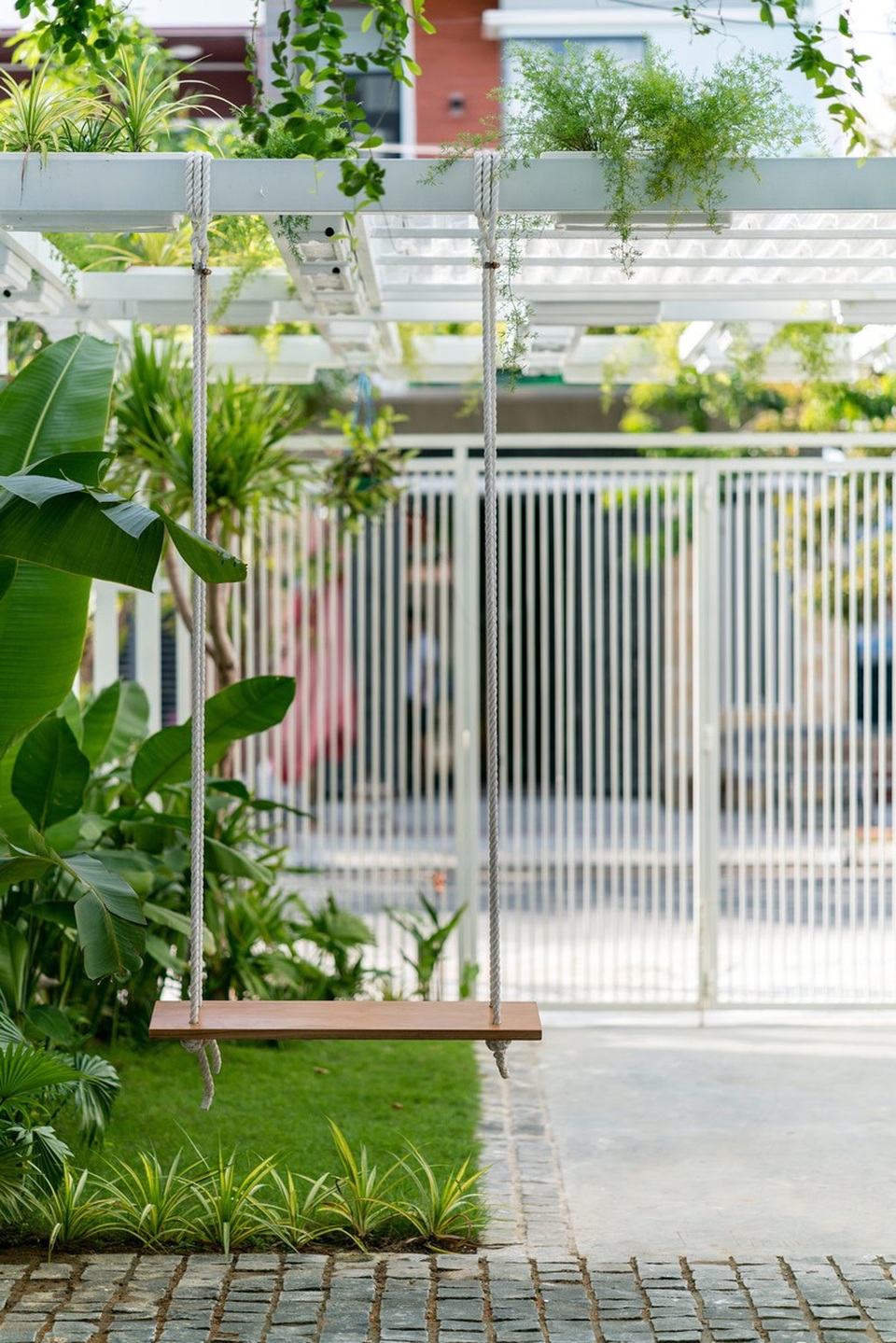 Ngôi nhà có không gian tự nhiên thư giãn cùng hồ cá bên trong - 3