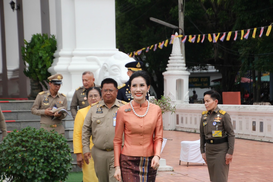 Hoàng quý phi Thái Lan tái xuất sau 1 năm bị phế truất - 2 Hoàng quý phi Thái Lan tái xuất sau 1 năm bị phế truất - 2