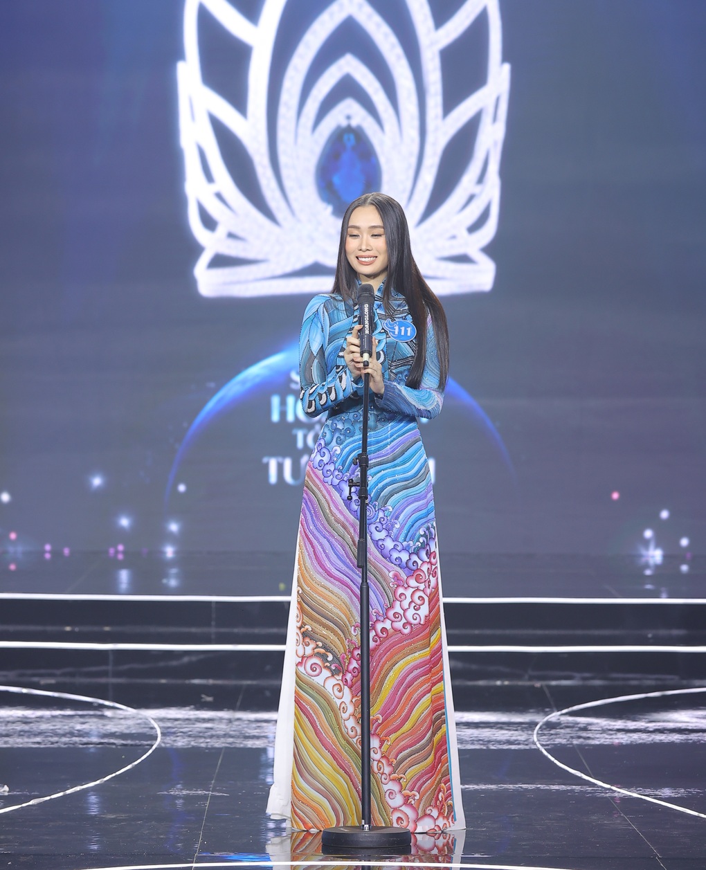 Nữ thông dịch viên khóc nấc khi đăng quang Miss Peace Vietnam 2022 - 2 Nữ thông dịch viên khóc nấc khi đăng quang Miss Peace Vietnam 2022 - 2