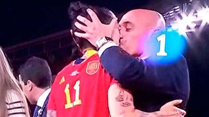Chủ tịch LĐBĐ Tây Ban Nha sắp nhận cái kết đắng vì nụ hôn gây phẫn nộ - 1