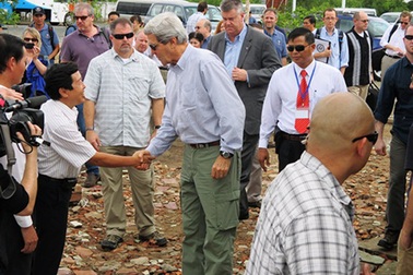 Ngoại trưởng Mỹ John Kerry thăm chiến trường xưa tại Cà Mau