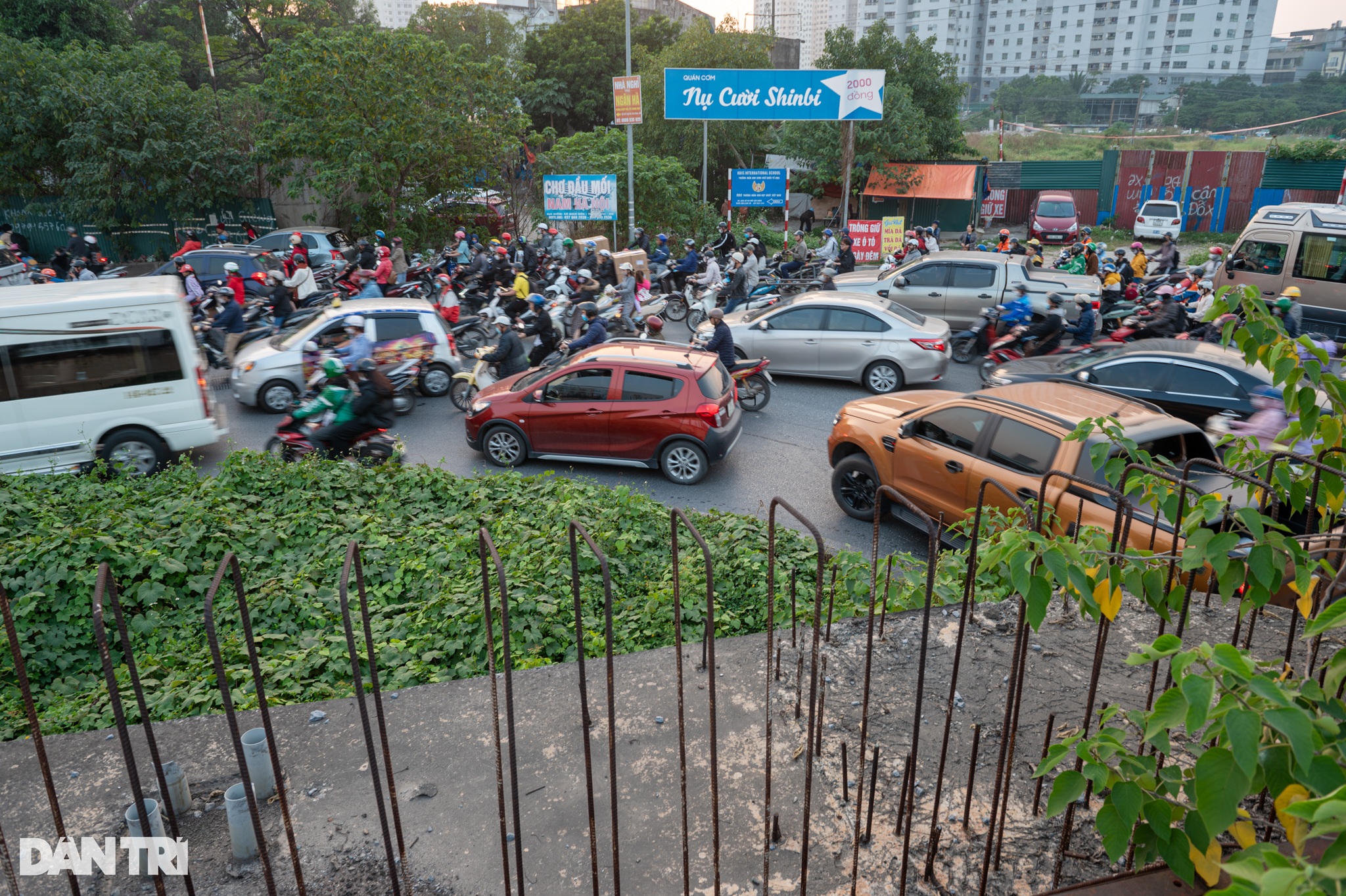 Hà Nội: Cầu vượt trên đại lộ nghìn tỷ chậm tiến độ, gây ùn tắc triền miên - 6 Hà Nội: Cầu vượt trên đại lộ nghìn tỷ chậm tiến độ, gây ùn tắc triền miên - 6