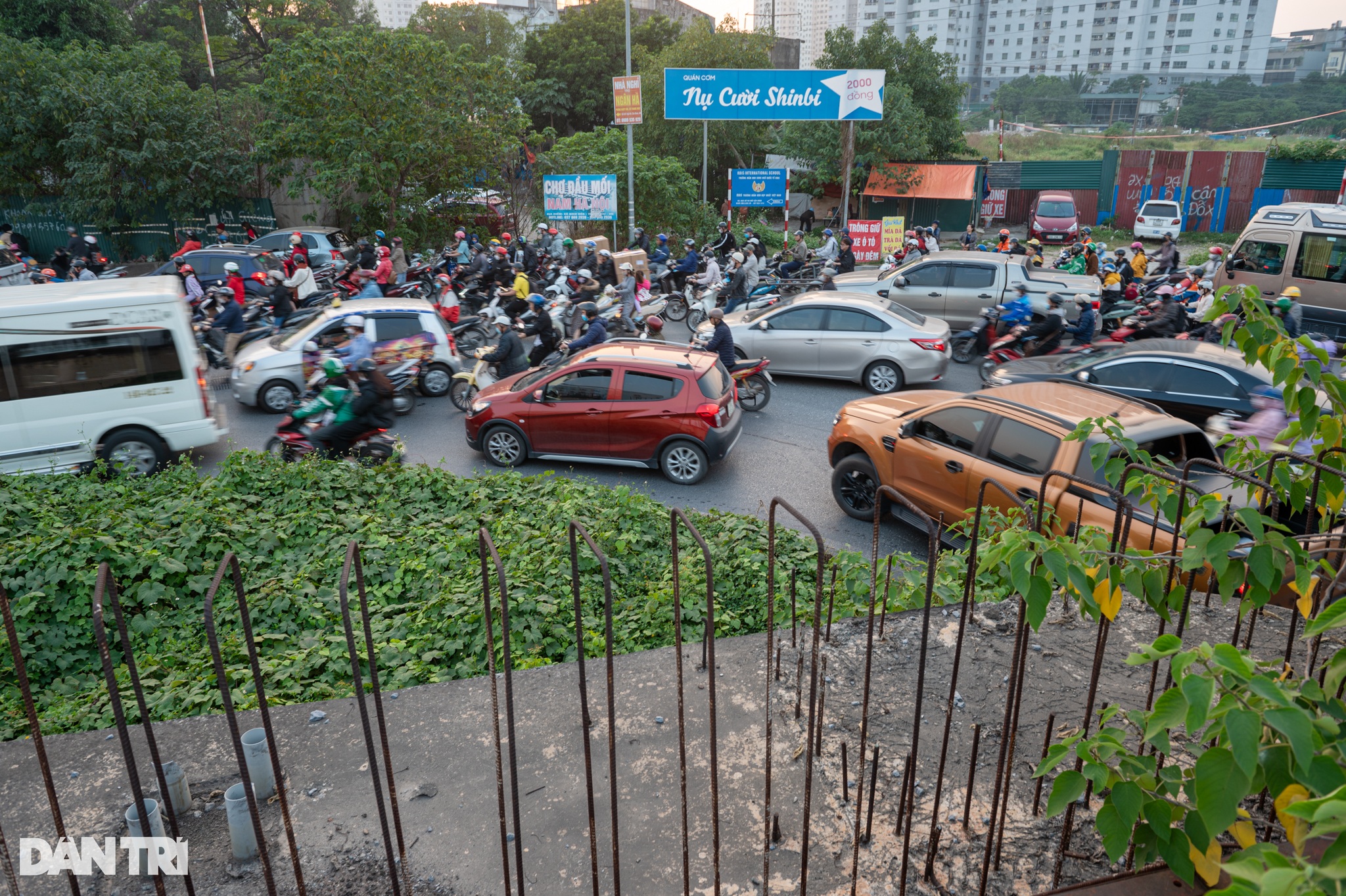 Hà Nội: Cầu vượt trên đại lộ nghìn tỷ chậm tiến độ, gây ùn tắc triền miên - 6