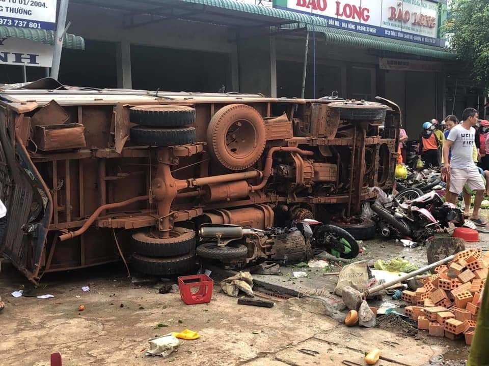 Vụ tai nạn 5 người tử vong: Bé gái thoát chết nhờ chạy đi mua bút - 6 Vụ tai nạn 5 người tử vong: Bé gái thoát chết nhờ chạy đi mua bút - 6
