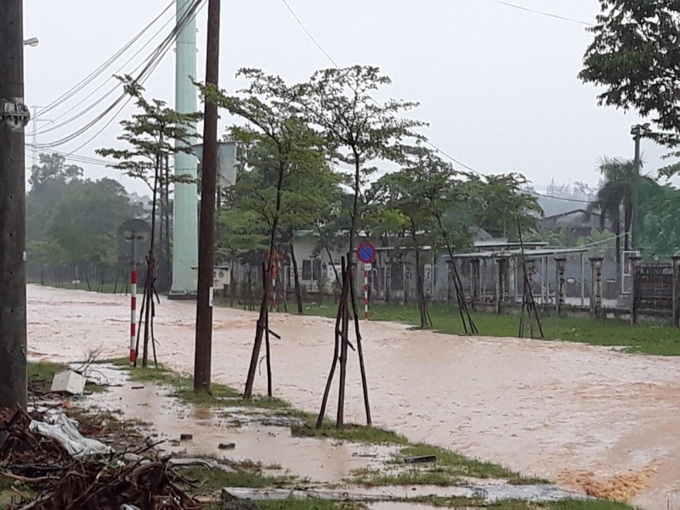 Do mưa lớn, ngày 25/10, nhiều đoạn đường, khu vực dân cư trên địa bàn TP Đà Nẵng bị ngập nước trở lại. 