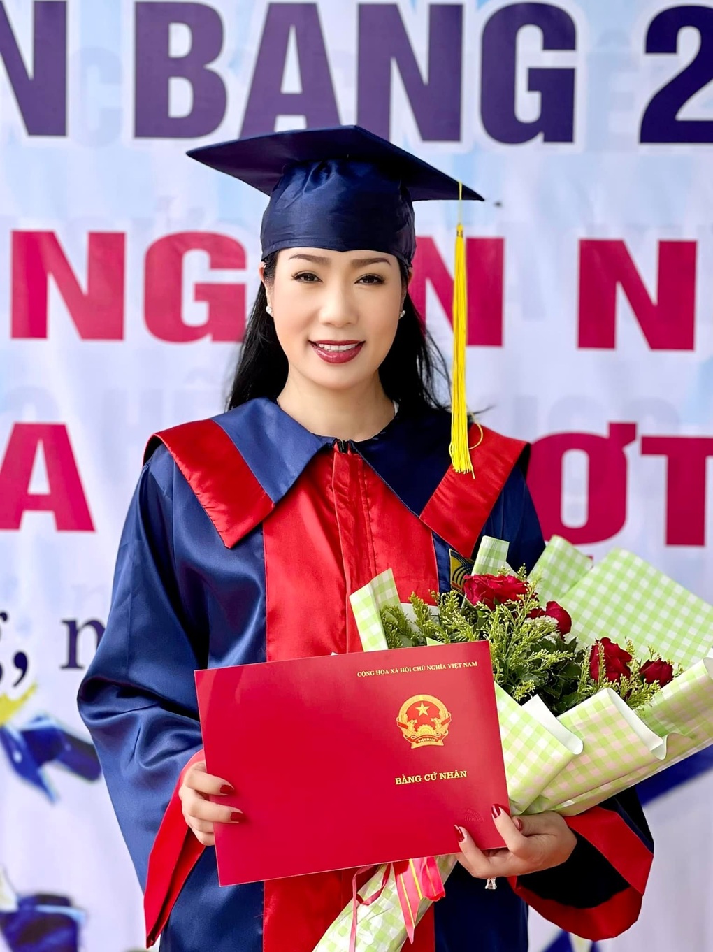 Trịnh Kim Chi lấy bằng đại học ở tuổi 51: Vừa đi chống dịch, vừa học online - 2 Trịnh Kim Chi lấy bằng đại học ở tuổi 51: Vừa đi chống dịch, vừa học online - 2