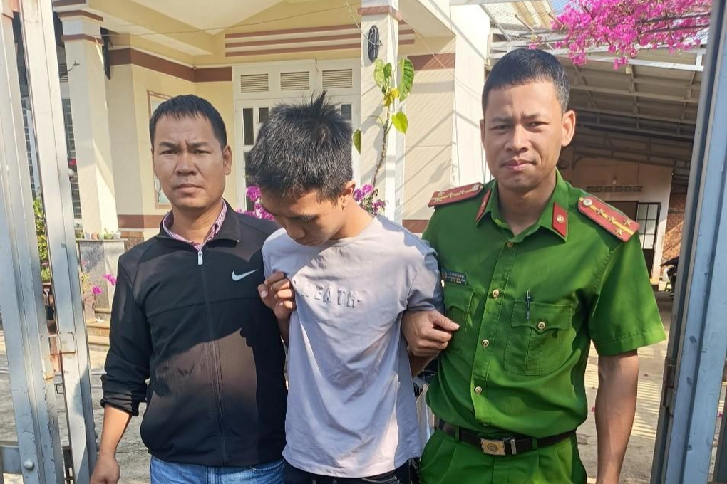Kẻ trốn truy nã sa lưới vì lẻn về thăm nhà dịp Tết - 1 Kẻ trốn truy nã sa lưới vì lẻn về thăm nhà dịp Tết - 1