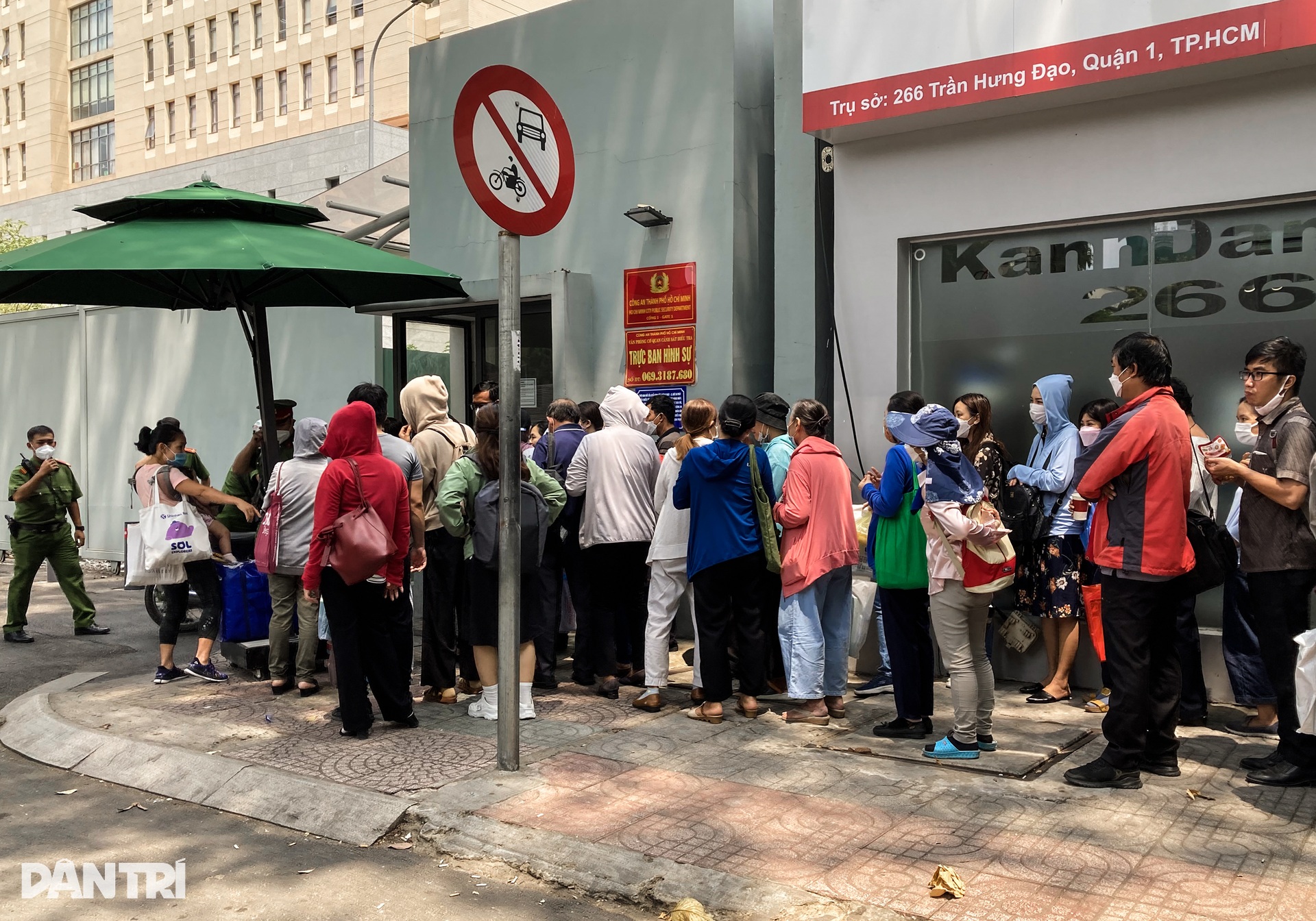 Hàng trăm người mang đơn tố cáo bảo hiểm Manulife tới công an TPHCM - 13 Hàng trăm người mang đơn tố cáo bảo hiểm Manulife tới công an TPHCM - 13