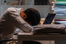 Nam gia sư hơn 20 tuổi qua đời vì kiệt sức gây tranh cãi