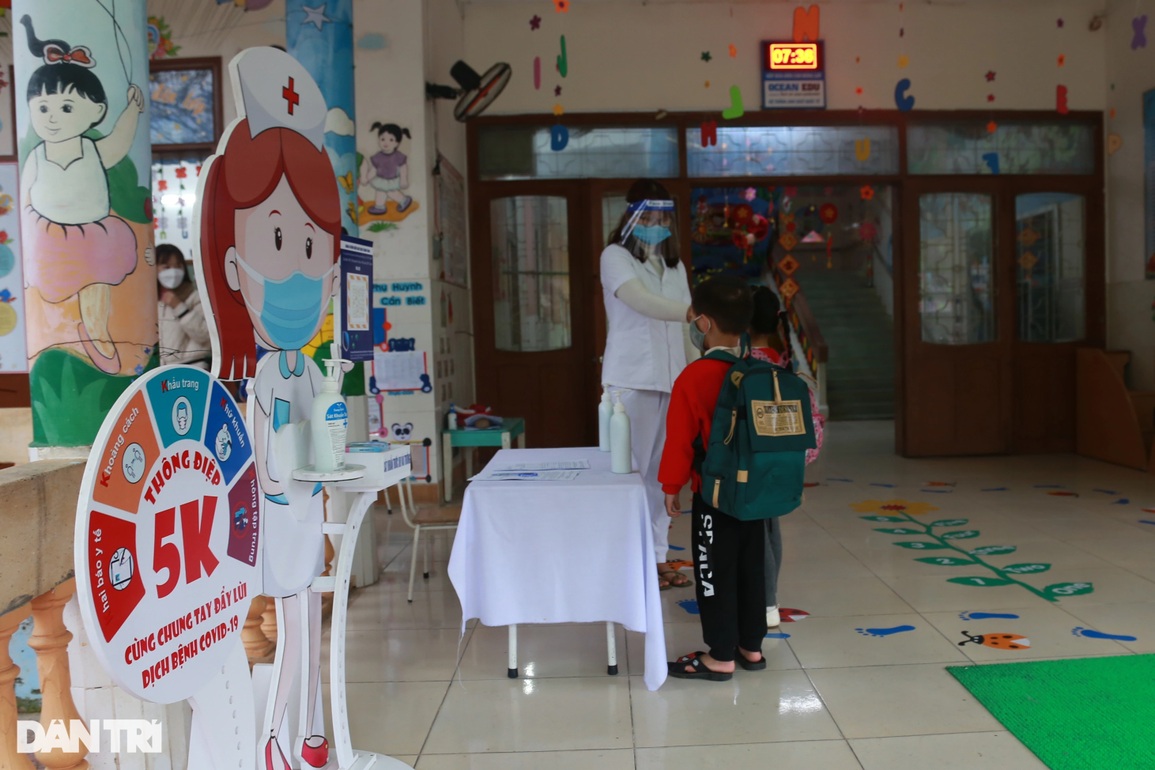 Vượt bão Covid-19, trẻ Mầm non ngày đầu trở lại trường học tập - 3