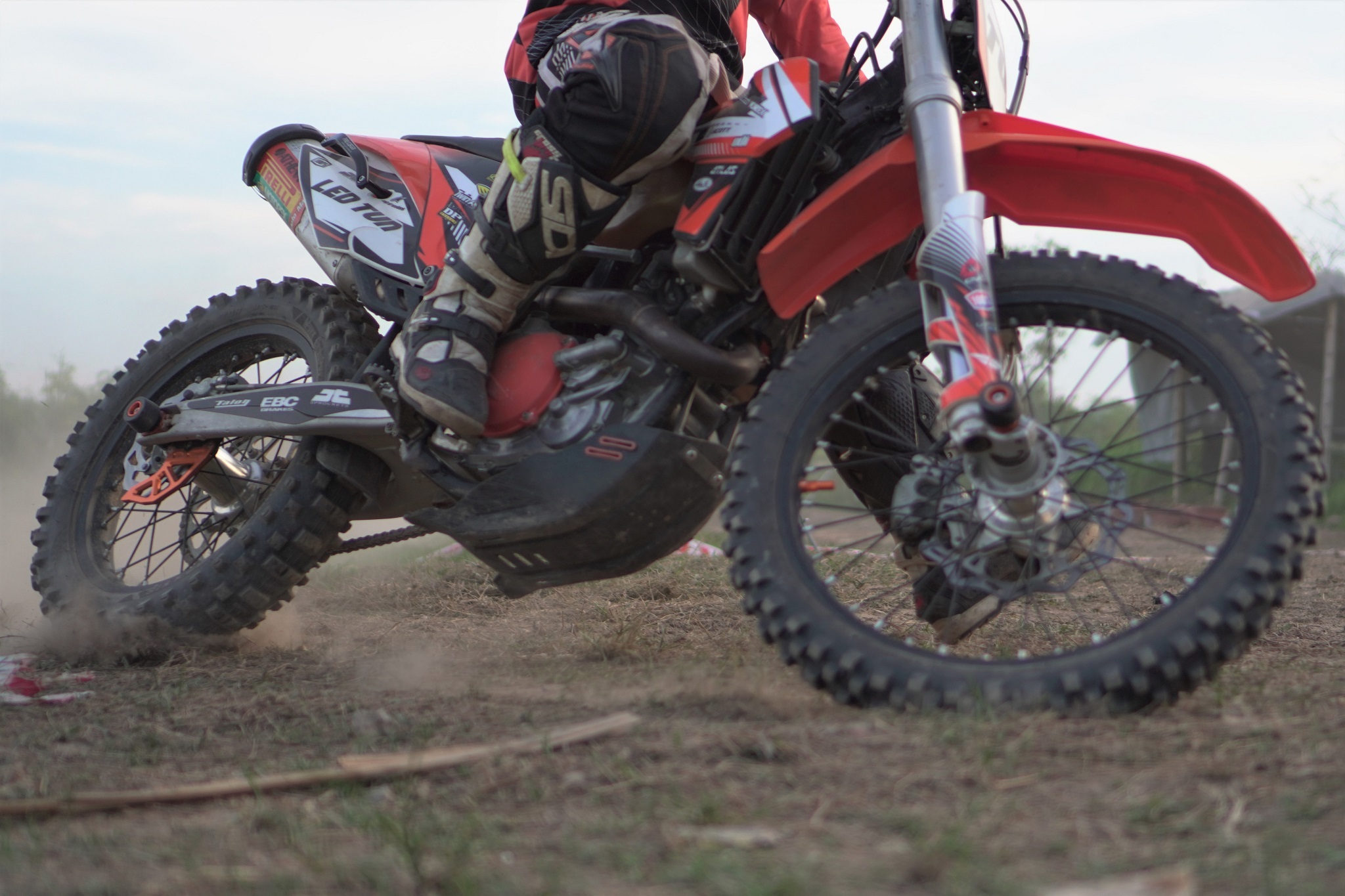 Độc đáo mô tô bay trên đường đua địa hình đầu tiên ở Hà Nội - 3 Độc đáo mô tô bay trên đường đua địa hình đầu tiên ở Hà Nội - 3