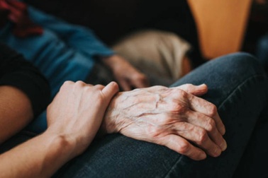 Mẹ ngồi cửa khóc trước khi mất: Cha mẹ chúng ta không còn nhiều thời gian